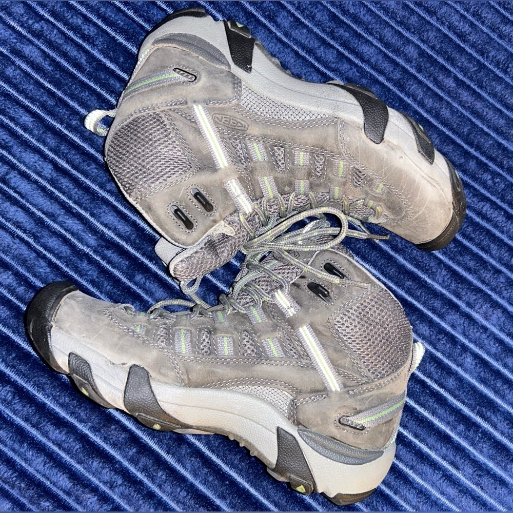 Keen women’s hiking boots size 8